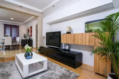 Image de Appartement moderne extra large jusqu'à 2:09 personnes dans le centre de la ville Unesco
