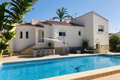 Image de Belle villa individuelle entièrement rénovée avec piscine privée
