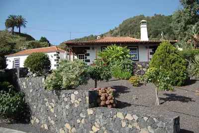 Image de Charmante Maison Tres Pinos avec piscine privée et jardins luxuriants
