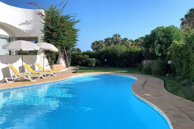 Image de Magnifique villa, piscine, vue mer, Ă 5 min. Ă pied de la plage, jardin, A / C, Wifi,
