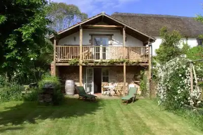 Image de Grange convertie sur le toit de chaume de Devon Longhouse au pied des Rolling Hills.