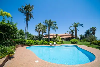 Elégante villa dans jardin panoramique avec piscine privée.
