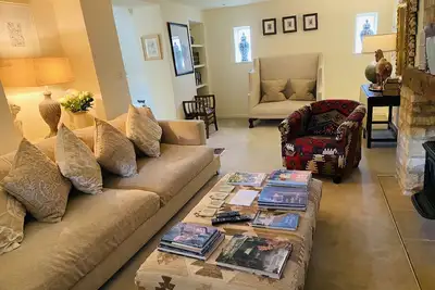 Image de Superbe intérieur conçu maison de 2 chambres dans le centre de Chipping Campden