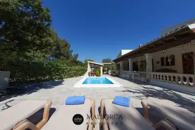 Image de Villa Pomeres avec piscine et jardin.