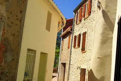 Image de Granery romantique, luxueuse et ensoleillée du 17ème siècle avec vue panoramique sur les Pyrénées