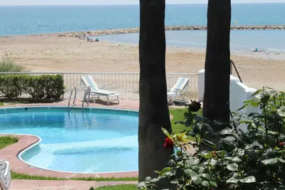 Image de Luxueuse villa au bord de la mer avec piscine, terrasse et vue sur la mer