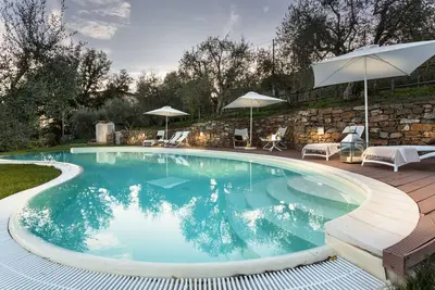 Image de Ferme panoramique de 4 chambres avec piscine privée à Lucca près du centre ville