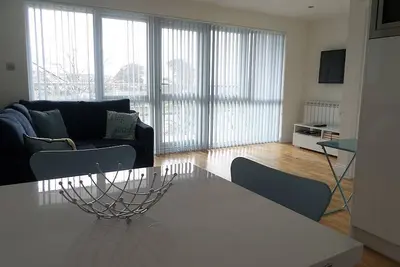 Image de Appartement moderne avec vue imprenable sur le lac de plaisance