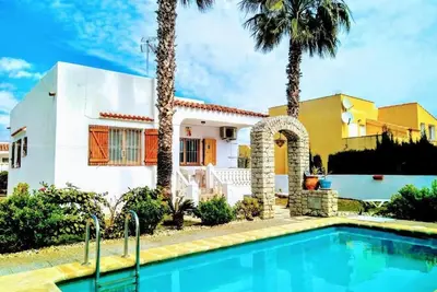 Image de avec piscine, jardin et barbecue.