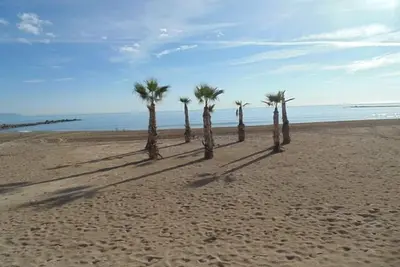 Image de Super appartement de 3 chambres à seulement 50 mètres de la plage avec air conditionné et Wifi