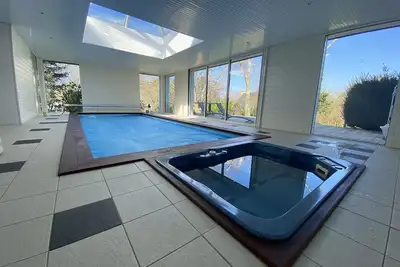 Image de Villa typique avec piscine intérieure chauffée(28°), jacuzzi (37°)