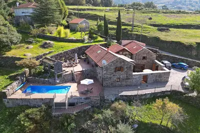 Image de Superbe villa avec piscine dans un hameau rural mis en place dans les collines au-dessus de Vigo