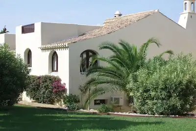 Image de Villa de qualité, individuelle, moderne et confortable située au milieu d'une superbe garde