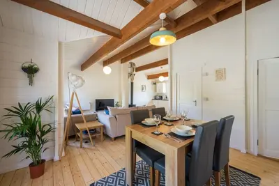 Image de Summerleaze Lodge - Cabane en rondins contemporaine et familiale près de la plage