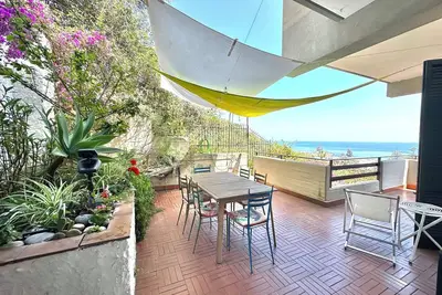 Spacieux et lumineux appartement avec terrasse et vue sur la mer