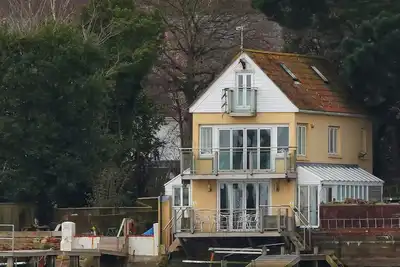 Image de Maison au bord de l'eau unique dans un endroit magnifique.