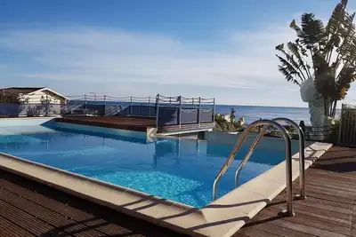 Image de Offrez-vous dans un appartement luxueux près de la plage.