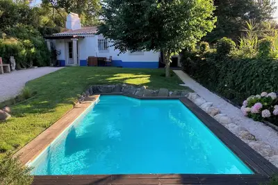 Image de Un chalet chambre avec piscine située dans un cadre paisible.