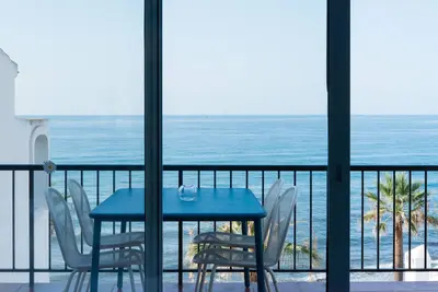 Image de Magnifique appartement récemment rénové en première ligne de mer avec vue imprenable