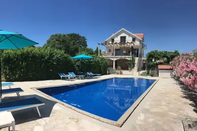 Image de Villa De Luxe Avec Piscine PRIVÉE Sur La PÉNINSULE Lustique Belle Et Accessible