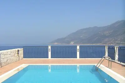 Image de Villa avec vue imprenable sur l'océan et la montagne