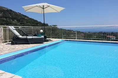 Image de Belle villa face à la mer, meublée de haut standing avec piscine privée