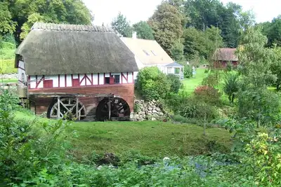 Image de Restez idylliquement dans l'ancien moulin à eau et le lac.