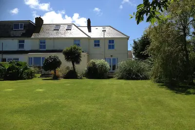 Image de Fabuleuse maison avec immense jardin, dans un endroit parfait du village près de la plage.