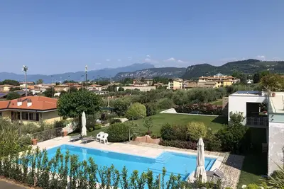 Image de Appartement Dans Une Villa, Grand Jardin Avec Vue Lac Et Piscine