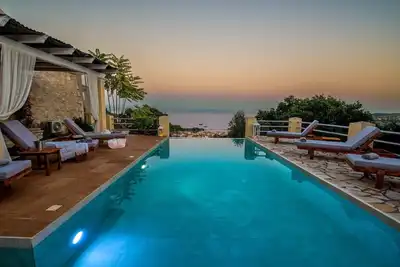 Image de Villa privée avec vue spectaculaire, piscine à débordement, à seulement 3 minutes en voiture de Gaios