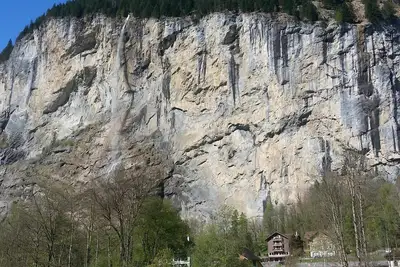 Vue imprenable depuis le balcon 1 Br max 4, bus facile, propre 24 / 7laundry, undercoverpark