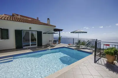 Image de Villa avec piscine privée et vue imprenable. Lieu de Village près de Lourdas.