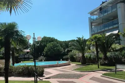 Image de Appartement de luxe en bord de mer avec grand jardin privé