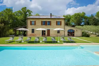Image de Villa Lucia avec piscine dans la région des Marches, élégante et spacieuse, à quelques kilomètres de la côte Adriatique