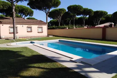 Image de Villa, villa ou chalet avec piscine, près de la plage de La Barrosa à Chic