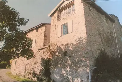 Maison traditionelle de hameau avec terrasse
