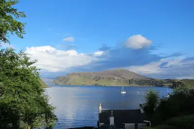 Image de Moulin rénové donnant sur la baie de Portree, île de Skye