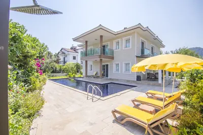 Image de Villa Hadigari avec piscine privée / piscine pour enfants / jacuzzi et prix si raisonnable