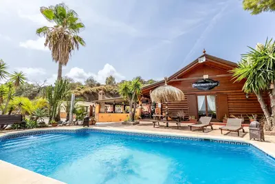 Unique Log Cabin à Alhaurin El Grande, piscine, + terrasse avec jacuzzi et table de billard