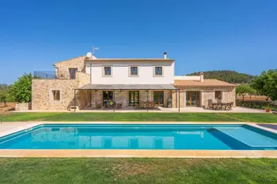 Image de Maison rurale moderne et neuve avec une vue imprenable. Soleil et détente