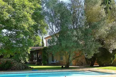 Image de Maison de campagne tranquille avec piscine, salle de gym et un sauna