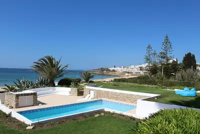 Image de Fabuleuse grande villa en bord de mer avec piscine chauffée, service de femme de chambre, grand jardin
