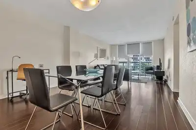 Image de Grand Appartement Sur La Plage! ! Piscine, Gym, Wifi, Parking. 1 Lit 1 Bain