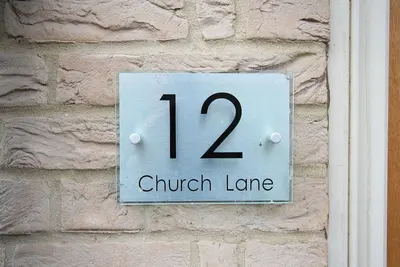 Image de Cottage moderne dans un style traditionnel avec parking sur le seuil de la cathédrale