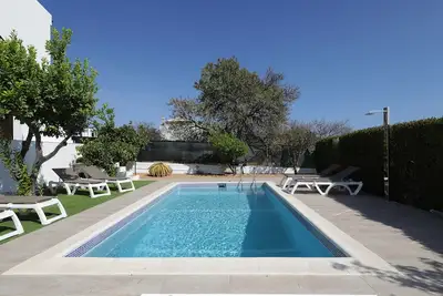 Image de Villa familiale. Piscine ensoleillée privée et vue sur la mer. À seulement 20 minutes à pied du centre-ville