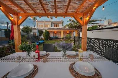 Image de maison de plage typique avec table de ping-pong et connexion Wi-Fi gratuit