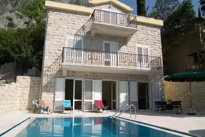 Image de Villa avec piscine privée et vue sur la mer, à 60 mètres de la mer entre Kotor et Perast