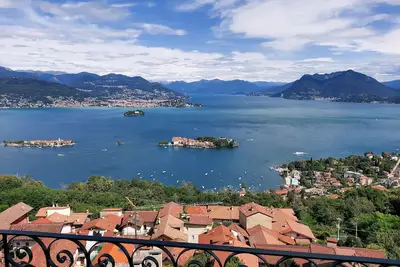 Image de 2 Une fenêtre avec vue sur le lac Majeur!