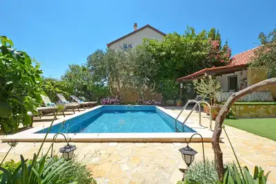 Image de Appartement à Trogir avec jardin, terrasse grande, barbecue, lave-vaisselle-remise spéciale en Juin et en Septembre