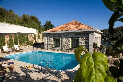 Image de #Traditionnelle Villa en pierre dans le pittoresque village de Vathi